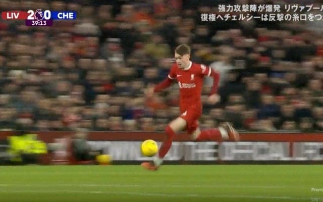 「速すぎるだろ！」「時速何キロ出てる？」 相手を置き去りにする“爆速ドリブル”→スーパーゴールが炸裂した瞬間　“リバプールの新星”が全速力ランから豪快ゴラッソ