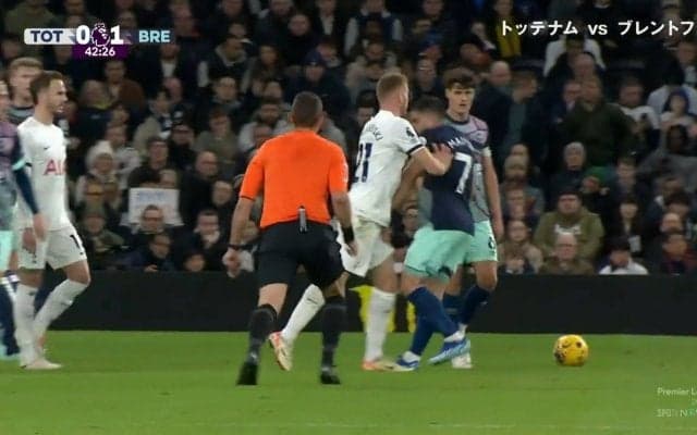 度重なる挑発行為に我慢の限界！相手チームを煽りまくるフランス人FWにブチギレて怒りの張り倒し、あわや乱闘勃発の緊迫シーン