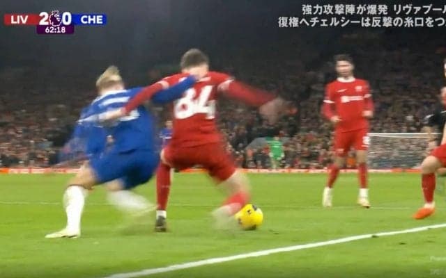 反則行為であわや一触即発！ドリブルを止められてブチギレ→危険な“首投げ”で吹っ飛ばされた瞬間　リバプールの超新星vsチェルシーの爆速FWがバチバチの激しいバトル