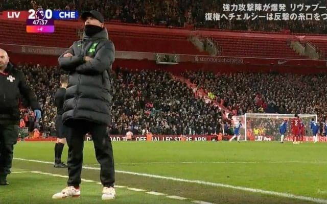 一体、どこ見てんだよ！緊迫したPKシーン→監督のヤバすぎる行動がネット上で話題に　リバプール指揮官がスタンドのファンを仁王立ちでガン見する瞬間