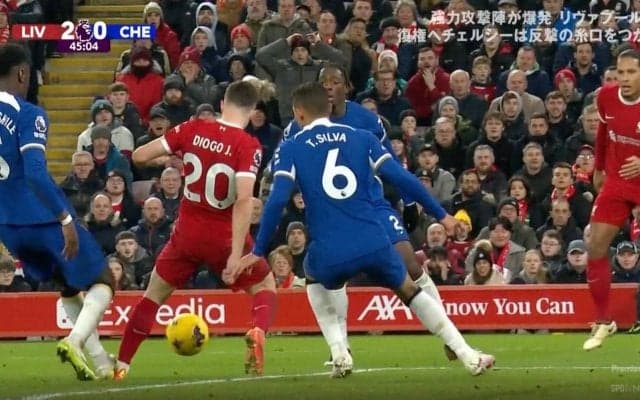 突然、ピッチに倒れこんだ！「えっ、嘘でしょ」「運にも見放された…」痛恨のPKを献上したまさかの瞬間　足を踏みつけた？ボックス内での転倒シーン