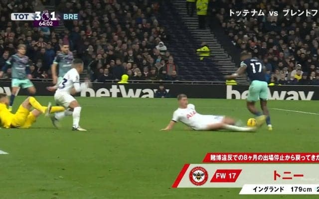 一体何が起きた？ゴール前で守備陣3人がバタバタ転倒してスタジアム騒然！ 華麗過ぎるフェイントにつられて選手が次々にコケまくる痛快シーン