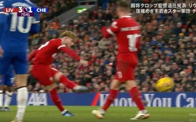 スタジアム騒然！「どういう動き！？」「エグすぎる」 DFの間をぶち抜く無回転“弾丸ミドルシュート”が炸裂した瞬間　GKが吹っ飛んだ強烈な一撃