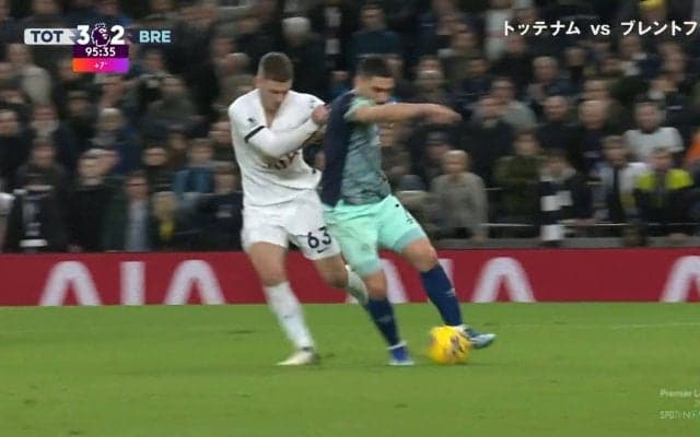 度重なる挑発行為への報復か？ フランス人FWの“煽り男”を19歳の若手が豪快に投げ飛ばし！イエローカード上等、ラフプレー炸裂の瞬間