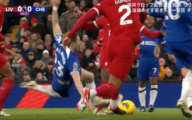 審判どこ見てんだよ！「PKだろ」「引っかかりにいった？」怒りが収まらず審判にガチギレ…疑惑の判定が起きた瞬間　物議を醸したゴール目前での転倒シーン