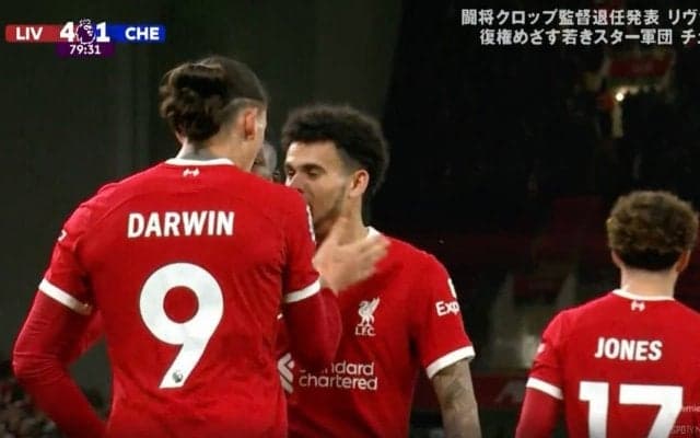 ゴール直後に”強烈ビンタ”2発が炸裂！「激しいな」「意識飛ぶ強さ」 興奮しすぎて引っ叩いた衝撃の瞬間　“リバプールの南米コンビ”の危険な行動にサポーター騒然