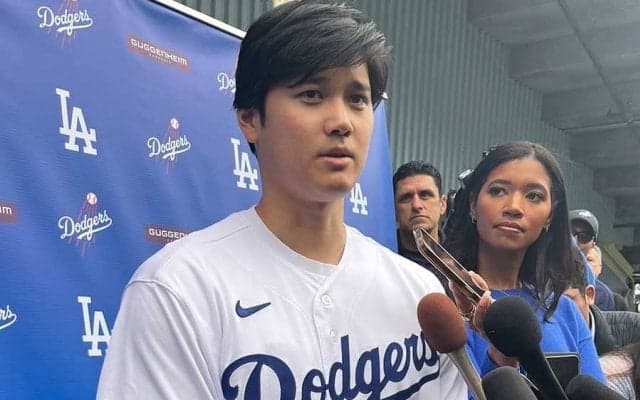 大谷翔平の隣に「どえらい美人」　ほぼ同じ目線…高身長ド軍レポーターが注目の的