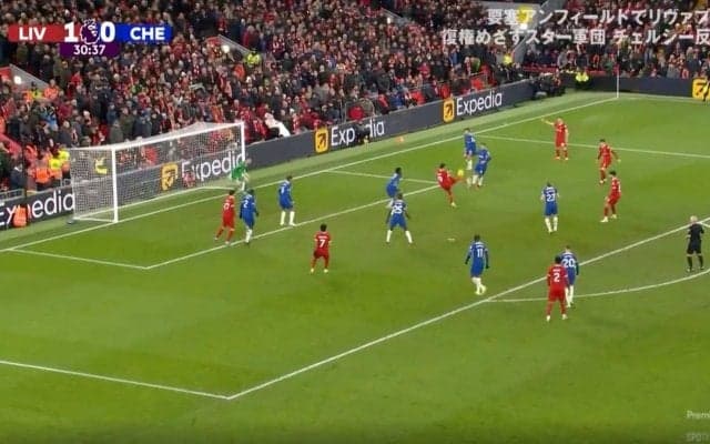 天才のエグすぎる身体能力！“豪快バイシクルシュート”が炸裂した瞬間　軌道が変化したクロスに超反応→難しい体勢からアクロバティックなプレー