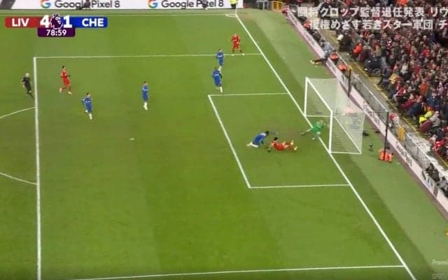 「合わせ方が神」「完璧すぎる崩し」GKとDFの間にドンピシャの絶妙クロス→飛び込んでゴールした瞬間　“リバプールの南米コンビ”がチェルシー守備陣を攻略