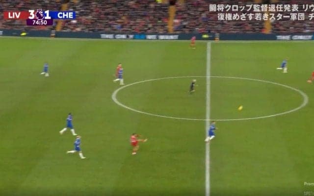 「めっちゃ上手い」「これはエグいな」“神の右足”からスーパープレー！30メートル超えの超絶クロスが炸裂した瞬間　ハーフライン手前から前線の味方にピタリ