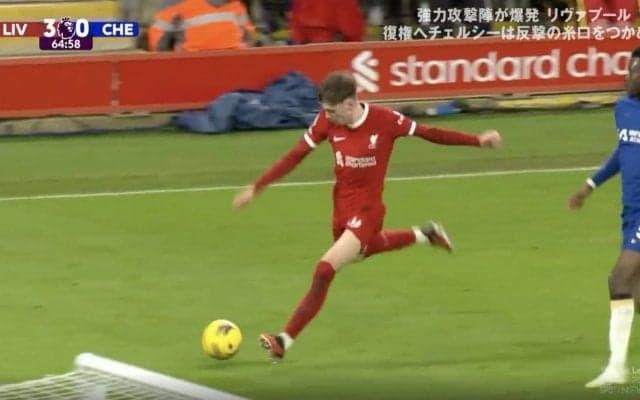 世界が騒然！「エグい神パス」「鳥肌立った」驚速キックから一直線の“高速弾丸クロス”が炸裂した瞬間　“リバプールの超新星”の衝撃アシスト