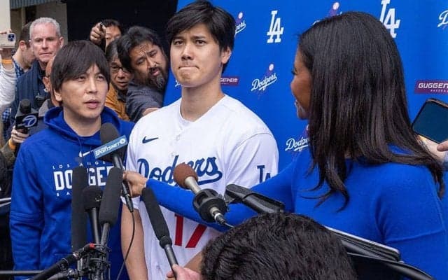 さっと手を出し…大谷翔平の“紳士対応”が「素敵」　美人レポーターへの気遣いに反響