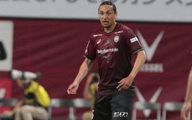 「砂漠の王様みたい」「現地人に見えた」神戸からUAE行きの大﨑玲央、イニエスタやパコ・アルカセルとの3ショットに脚光！「3シーズン目くらいの雰囲気」