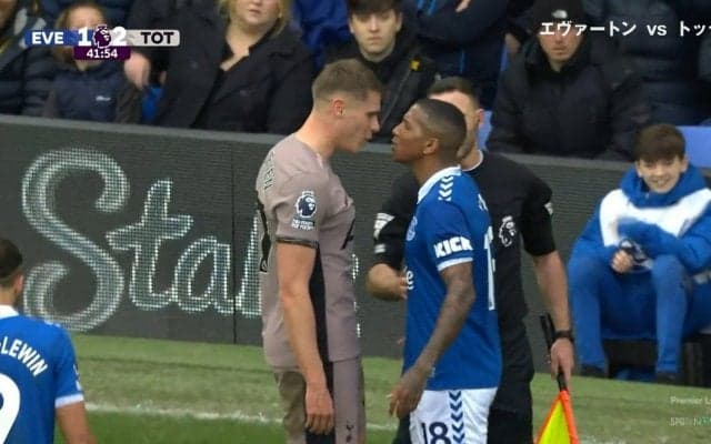 怖すぎる！顔面距離2センチの超至近ブチギレ“フェイスオフ”　「人を殺す目や」元イングランド代表38歳vsオランダ代表22歳がバチバチにメンチ切りし合った瞬間