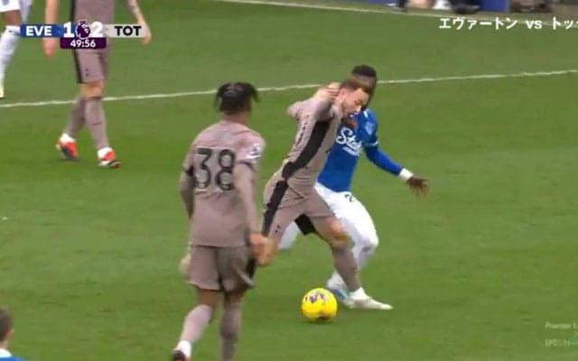 これは痛すぎる！水平チョップでイングランド代表が一発ノックアウト　ダブルタッチの神技直後に裏拳直撃で転倒悶絶の瞬間