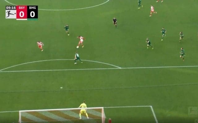 「変態パス！」「これは神すぎる」 美しい反転トラップ→“針の穴を通す”完璧なスルーパスが炸裂した瞬間　解説者を思わず唸らせた…バイエルンFWの圧巻プレー