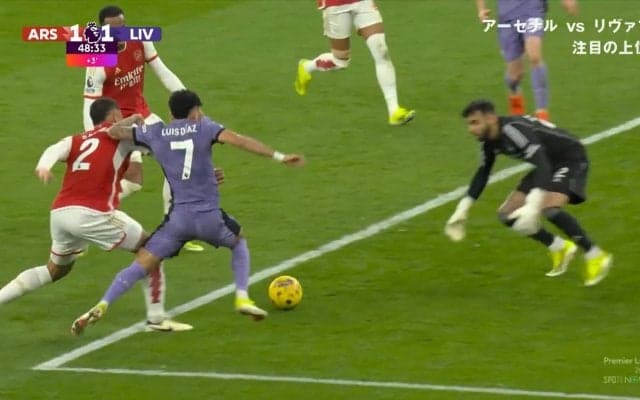 「日本人にとってはタイムリー…」キーパーとDFの連係ミスからオウンゴール献上　プレミア首位決戦でも起きた“一瞬の隙”をつかれた痛恨シーン「まじで事故ったな」