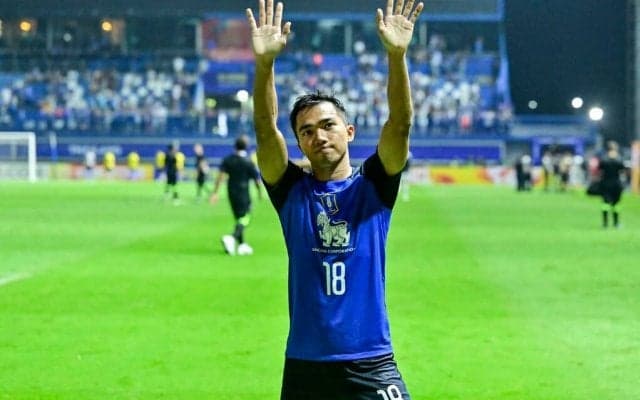 「この人懐っこさがたまらんw」チャナティップがブラジルW杯モデルの日本代表10番ユニにサイン“おねだり”！ 大はしゃぎする姿に「どうしてこんなに可愛いんだ」の声