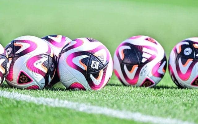 「うお、積もってる!!」「スケートリンクかと思った」J2栃木の本拠スタジアムの「白銀の積雪ピッチ画像」にファン驚愕！「秋冬制無理だろ...」の声も出た衝撃の光景