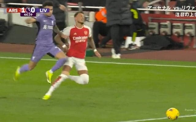 「当たってないだろ！」イングランド代表DF、断末魔の叫びをあげて大転倒悶絶するも「全然ファウルじゃない」リヴァプールファン大ブーイングの“疑惑”シーン