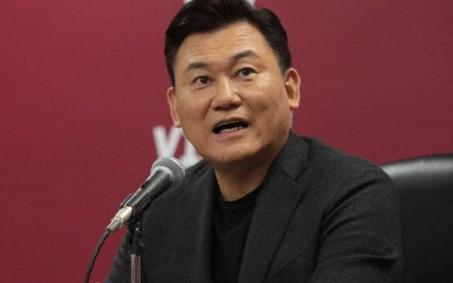 「やばすぎ」「流石です」神戸の三木谷会長が“友達”と2ショット！笑顔で肩を組む姿に反響「こりゃ羨ましい...」