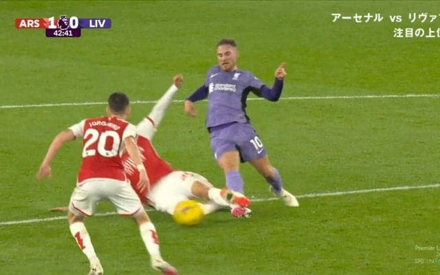 「カードだろ！」後ろから突っ込む超危険スライディングが“ノーカード”でファン不服の事態に　「多くのことが不利だった」クロップ監督も主審の判定に不満