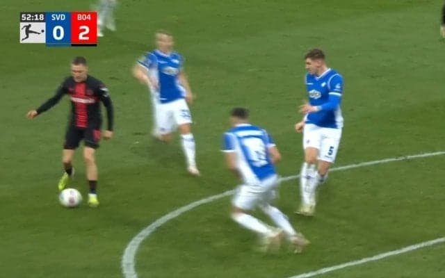 「変態フェイント！」「これは神すぎる」 全員騙されたシュートフェイント→完璧なスルーパスを炸裂した瞬間　解説者を思わず唸らせた…“市場価値150億の男”の圧巻テクニック