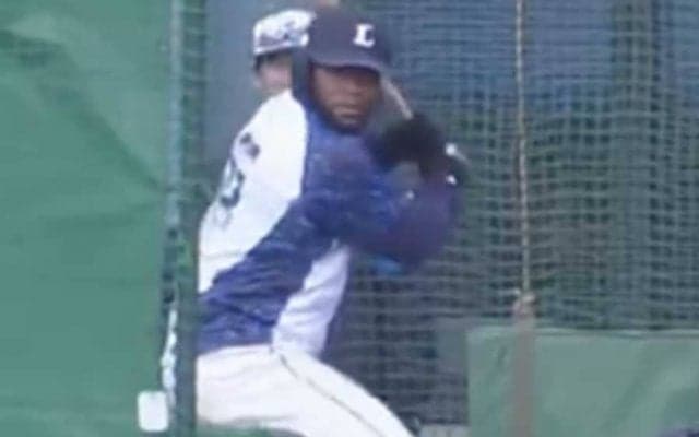 「嘘だろ、普通にエグい」右手1本でぶっ飛ぶ白球　大砲候補が衝撃弾…巨体から威圧感
