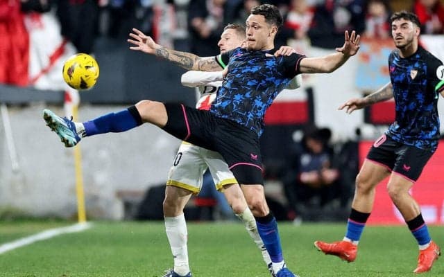 「もし女子サッカー界で起きていたら？」スローインする選手の尻をファンが触る事件が発生…スペインで問題に