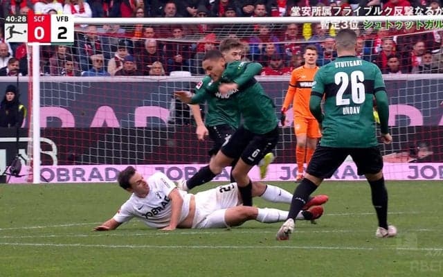 危険すぎる“殺人カニ挟みタックル”で一触即発！堂安律チームメイトが両足ロック→伊藤洋輝チームメイトが悶絶の一部始終、イエローカードはまさかの…