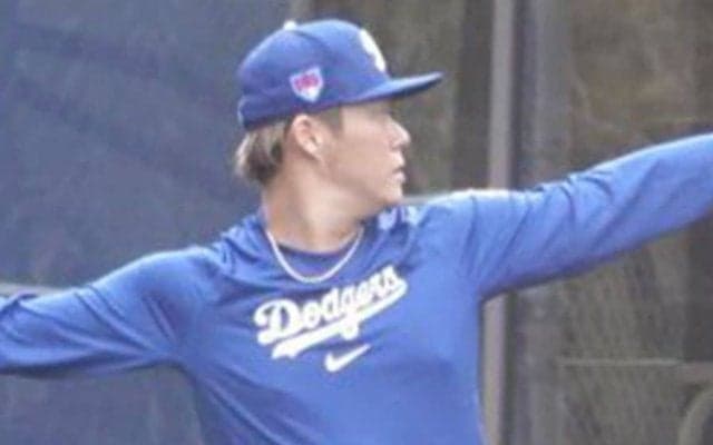 全身真っ青が「よく似合う」　ついに始動…“ドジャース仕様”の山本由伸に歓喜