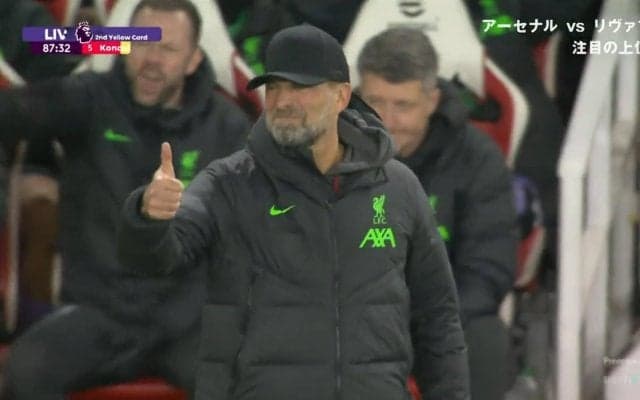 「クロップやさしすぎる」「感動」不意の“胸元ラリアット”で痛恨の2枚目イエロー→退場処分になった選手に笑顔で“サムアップ”する指揮官が話題「これが良いところ」