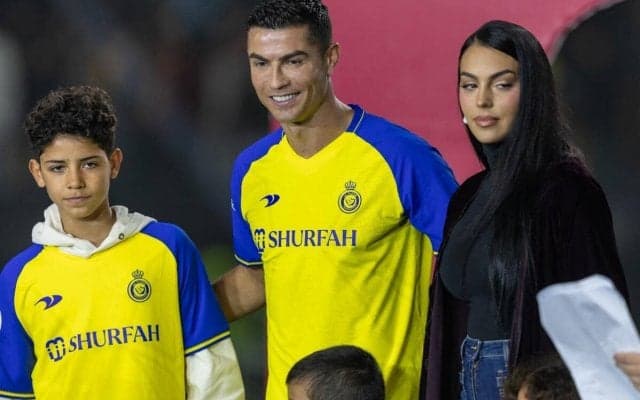 C・ロナウドが39歳のバースデー！家族ショットを撮るもケーキを前にした子どもたちは食欲に勝てず？「早く食べて」