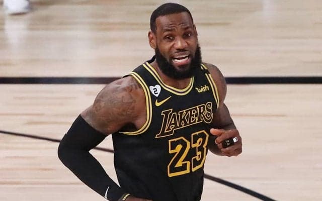 レイカーズが現地8日の試合でブラックマンバユニフォームを着用…同日にコービーの銅像除幕式も開催