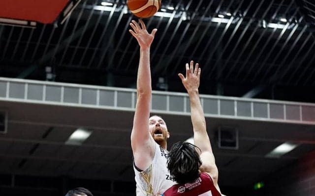 天皇杯準決勝の前哨戦は琉球ゴールデンキングスに軍配…リバウンド数で川崎ブレイブサンダースを圧倒