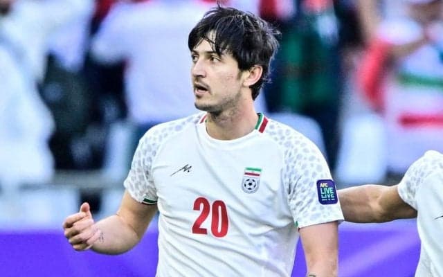 「イブラヒモビッチに見えてきた」日本代表を苦しめたイラン代表FWアズムンが準決勝で「体感強すぎオーバーヘッド」決めた！ ボレー空振り→まさかの態勢弾に「普通出来へんて！」の声