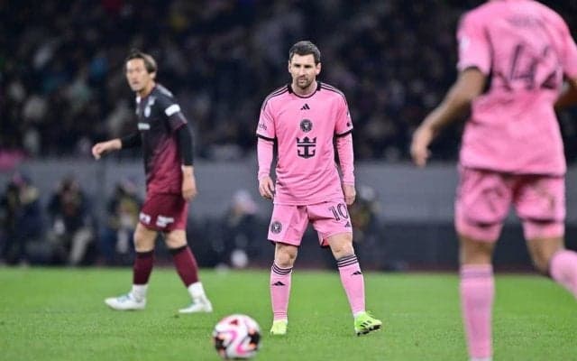 「メッシのユニ貰ったのまさかの……」FWメッシがJ1神戸との試合後にユニフォームをプレゼントしたのは“まさかの人物”だった！ 自ら脱いで手渡した姿が注目される