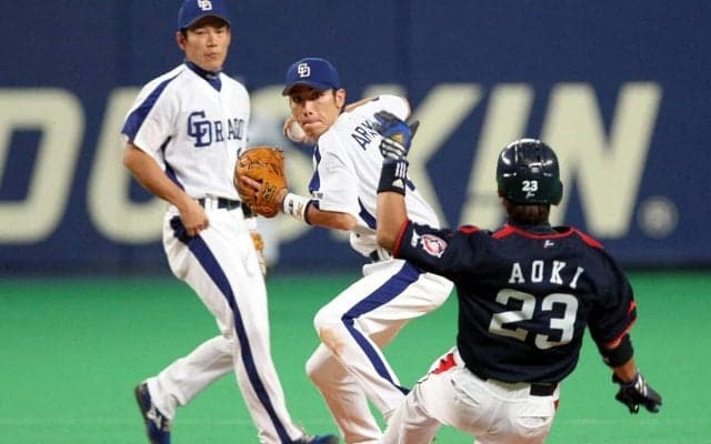 荒木雅博「もうどうにでもなれと送球した」日本シリーズ初の継投完全試合のラストプレーで「じつはボールをうまく握れていなかった」