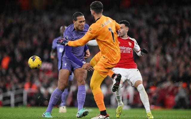 「バウンドさせるな！」リヴァプール・レジェンドが後輩ファン・ダイクに喝！痛恨ミスからの失点シーンに「絶対に許されないミス」