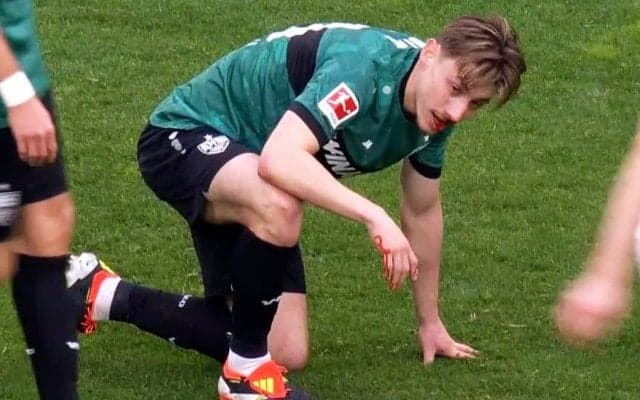 「痛すぎる…」空中ヘッドバッドで大流血！伊藤洋輝チームメイトが敵の頭激突→レフェリーが試合中断の一部始終、元日本代表DFも心配