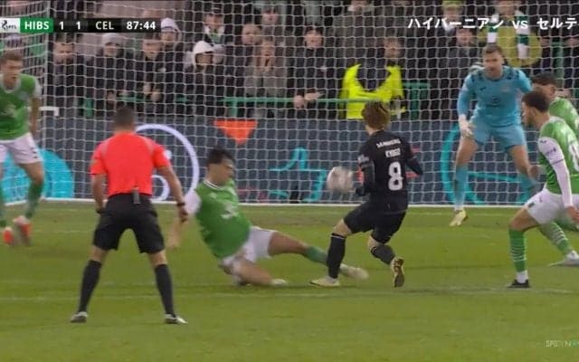 「よくやった！」古橋亨梧、シュート直後に強烈なスネ蹴りを喰らってPK獲得！試合終了間際にライン上でスライディングを受けて大転倒、決勝点をお膳立てした瞬間