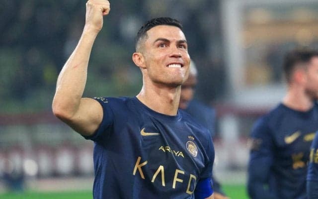 この姿でも絵になるのはさすが！39歳になったC・ロナウドがパンツ1枚の日光浴姿を披露「やけどした」「眩しすぎる」