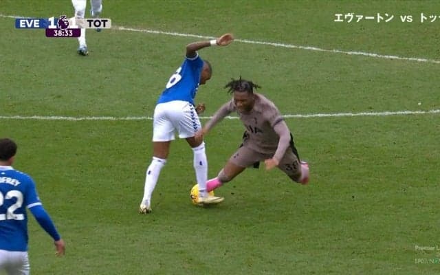 「まだ現役！」38歳ヤングの“秘技”足刈り股裂きディフェンス炸裂！元イングランド代表の大ベテランがファウルすれすれの荒技守備で17歳差のマッチアップに完全勝利した瞬間