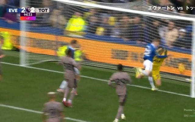 激痛悶絶！点を取られ股間を蹴られて踏んだり蹴ったり…「逝ったな」イタリア代表GKが遭遇したアディショナルタイムの悲劇