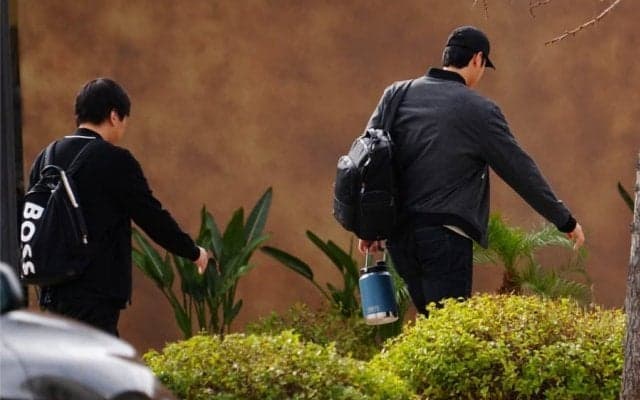 大谷翔平、白のポルシェでキャンプ施設入り　メディア60人大集結…10日キャンプイン