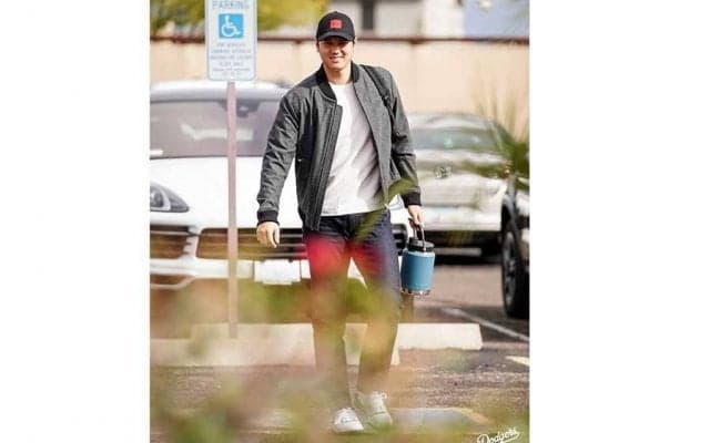 シンプルコーデの大谷翔平が「かっこいい〜」　爽やか登場に「後ろ姿もイイ」