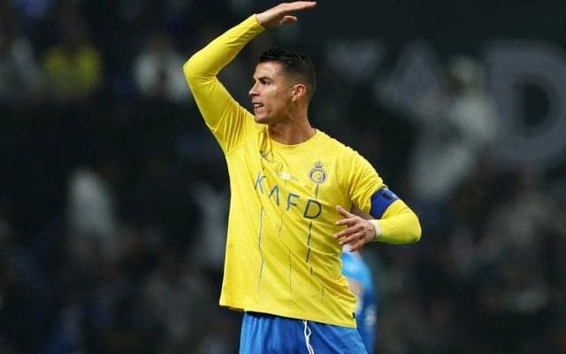 「恥ずかしい」「幼稚すぎる」C・ロナウドがブチ切れ…判定に怒り観客席に強烈キックでイエローカード「リーダーとは言えない」