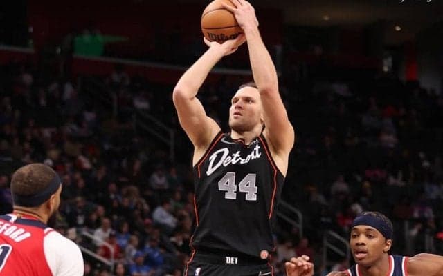 先発陣にケガ人が続出中のニックスがピストンズからボグダノビッチとバークスを獲得