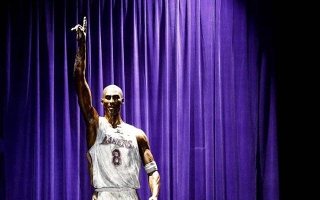 コービー・ブライアントの銅像がお披露目…81得点を記録した伝説的試合のポーズ