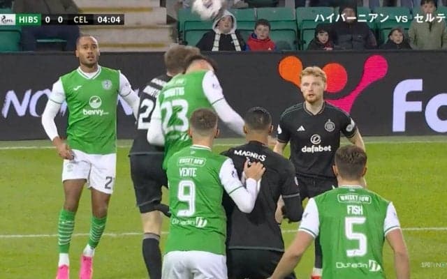 スタジアムに響く衝撃音！危険すぎるヘッドバッド炸裂でカナダ代表が試合開始直後の負傷交代　激しい競り合いから空中で強烈な頭突きを喰らいピッチに沈んだ瞬間